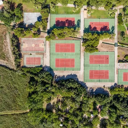 فندق Baia Di Conte Club & 4*